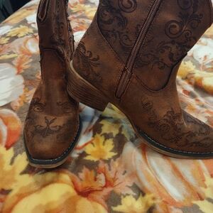 Roper Brown Embroidered Heeled Boots